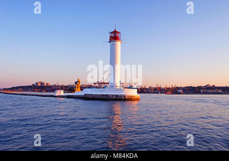 Der Leuchtturm in Odessa am Abend. In der Ukraine. Schwarzes Meer Stockfoto