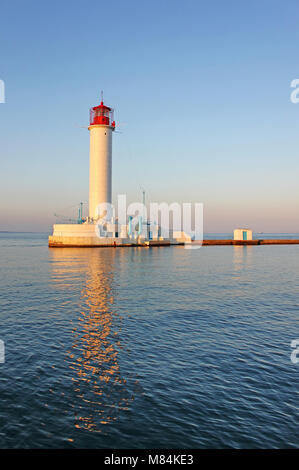 Der Leuchtturm in Odessa. Ukraine am Abend. Schwarzes Meer Stockfoto