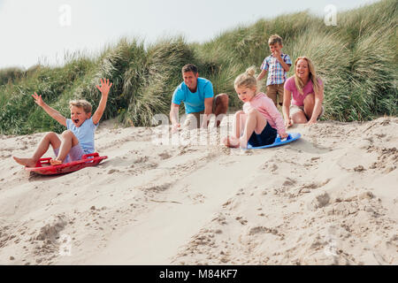 Geschwister auf der Sanddünen. Im Urlaub, am Strand. Familie wartet oben auf den Dünen. Stockfoto