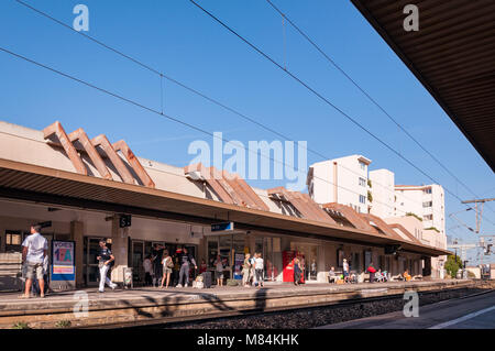 Der Bahnhof in Saint-Raphael mit Menschen warten auf der Plattform, Frankreich Stockfoto