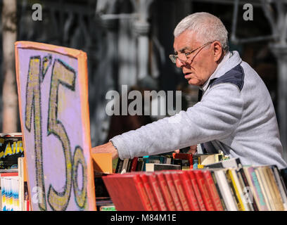 Kunden surfen an einem Buch Marktstand, Cuesta de Moyano, Madrid, Spanien Stockfoto