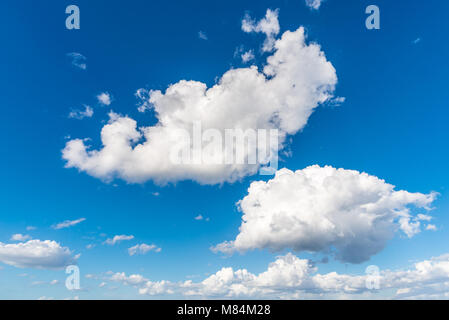 Weiße Wolken am blauen Himmel Stockfoto