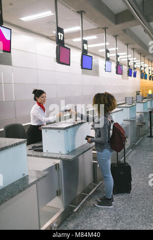 Airline Check-in Telefonzentrale übergabe Reisepasses Pendler Stockfoto