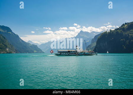 BRUNNEN, SCHWEIZ - AUGUST 2017 - Schiff voller Touristen auf dem Vierwaldstättersee in der Nähe von Brunnen in der Schweiz Stockfoto