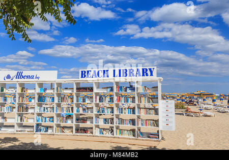 Freier Strand Bibliothek eröffnet am Schwarzen Meer von Albena. Bulgarien Stockfoto