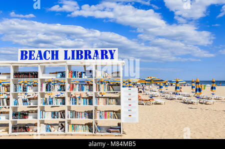 Freier Strand Bibliothek eröffnet am Schwarzen Meer von Albena. Bulgarien Stockfoto