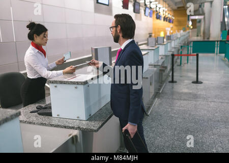 Airline Check-in Telefonzentrale Übergabe digitaler Tablet für Pendler Stockfoto