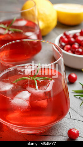 Kaltes Getränk der Cranberry, Zitrone, Rosmarin und Eiswürfel. Selektiver Fokus Stockfoto