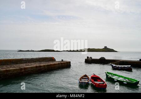 Rote, grüne und weiße Boot am Hafen Dalkey, Dublin warten Stockfoto