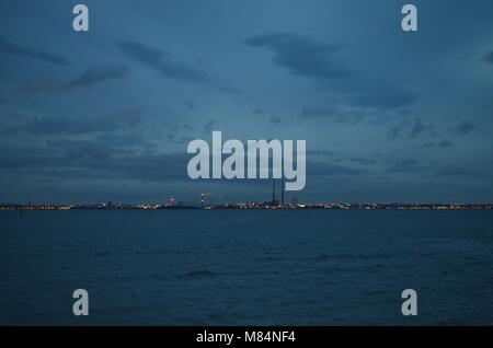 Die poolbeg Schornsteine auf dem Dubliner Skyline in der Dämmerung sichtbar Stockfoto