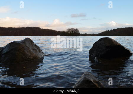 Felsen auf dem Lough an einem Tag Winter in Co Fermanagh Stockfoto