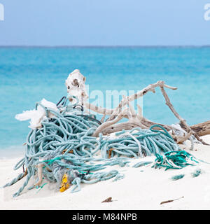 Seile und Netze am Wasserrand, nachdem sie von Meeresströmungen auf einer Insel im Nordpazifik an Land gespült wurden Stockfoto