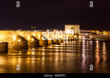 Die Römische Brücke von Córdoba ist eine Brücke in der Altstadt von Córdoba, Andalusien, Südspanien, ursprünglich im frühen 1. Jahrhundert v. Chr. Stockfoto