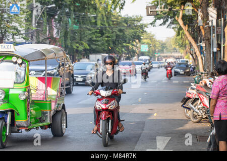 Verkehr Autos, Motorräder, Tuk Tuk und Leute beeilen, auf den Straßen der thailändischen Hauptstadt. Stadt pulsiert das Leben. Stockfoto