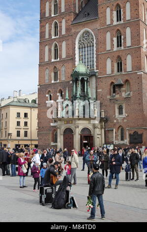 Krakau, Polen - 11. März 2018: Marktplatz, Archpriestal Kirche der Himmelfahrt der Jungfrau Maria in Krakau. Stockfoto