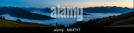 Die Sicht bei Dämmerung von Hurrican Ridge Visitors Center. Die Täler mit Wolken gefüllt. Olympic National Park, Washington State, USA. Stockfoto