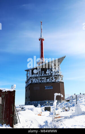 Die Mitteilungen Turm und blauem Himmel in der tschechischen Gebirge, in Mähren Berge. Stockfoto