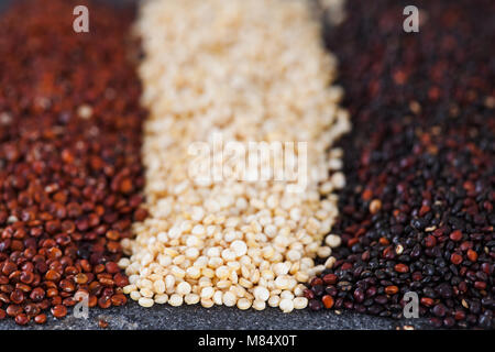 Samen der weißen, roten und schwarzen Quinoa. Schisandra quinoa Hintergrund Nahaufnahme Stockfoto