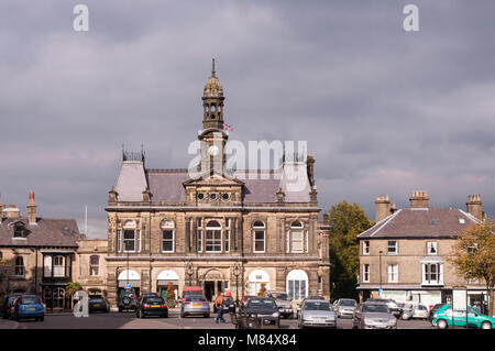 Die Buxton Rathaus Äußeres mit Parkplatz außerhalb des Fahrzeugs, Peak District, Derbyshire, UK Stockfoto