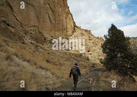 Active Senior, seinem Hund das Gehen an einem ikonischen Oregon State Park im Zentrum von Oregon namens Smith Rock. Stockfoto