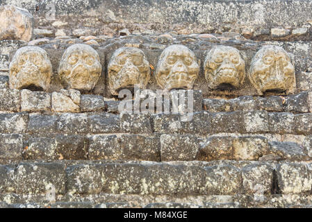 Alten Maya Schädel Schnitzereien Stockfoto