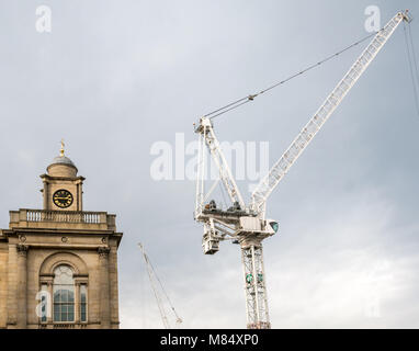 Osten Glockenturm von General Register House, Princes Street, Edinburgh, Schottland, Großbritannien, mit riesigen baukräne im St James erneuern Stockfoto