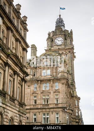 Blick auf verzierten viktorianischen Uhrturm Balmoral Hotel, die Princes Street, Edinburgh, Schottland, Großbritannien, mit saltire Flagge Stockfoto