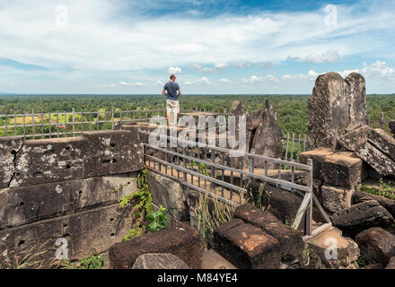 Touristische auf dem Prang Pyramide Tempel Prasat Thom, Koh Ker, Kambodscha Stockfoto