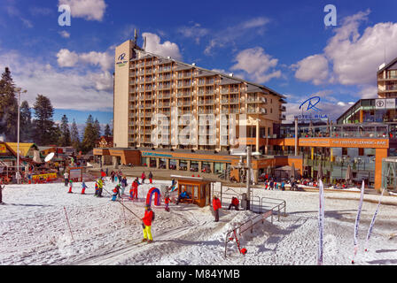 Rila Hotel und Anfänger Schlepplift in Borovets Ski Resort, Targovishte, Bulgarien. Stockfoto