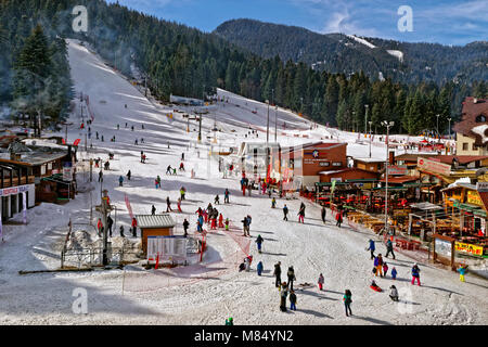 Anfänger Schlepplift und Übungshänge in Borovets Ski Resort, Targovishte, Bulgarien. Stockfoto