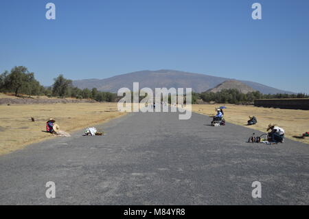 Blick nach Norden auf der Suche entlang der Avenue der Toten in Teotihuacan, Mexiko Stockfoto