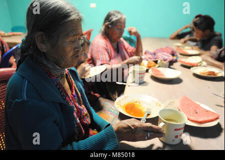 Maya indigenen ältere Frauen beim Mittagessen durch lokale NPO-Programm in San Jorge La Laguna, Solola, Guatemala. Stockfoto