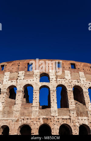 Kolosseum Innenring monumentale Arkaden und blauer Himmel in Rom (mit Kopie Raum oben) Stockfoto