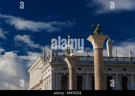 Saint Mark Square mit geflügelten Löwen alte Spalte und alten Renaissance Bibliothek bei Sonnenuntergang Stockfoto