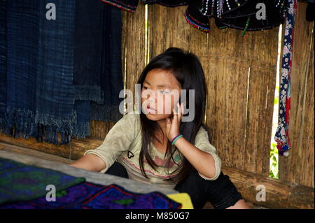 Ein schönes Vietnamesisches Mädchen, ein Vertreter einer kleinen ethnischen Gruppe. Nationale Minderheiten in Sapa. Sapa, Vietnam, Lao Cai Provinz Asien. 5. Mai 20. Stockfoto