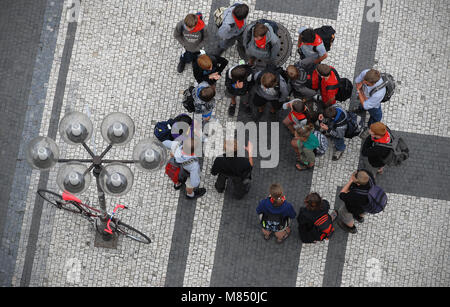 Gruppe von Menschen in Prag vielleicht eine Tour und die Guid von oben nach unten Luftbild fotografiert. Stockfoto