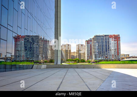 BAKU, Aserbaidschan - 27. Mai: Reflexion der Stadt an der Fassade der Heydar Aliyev center, von der Architektin Zaha Hadid. Mai 2017 Stockfoto