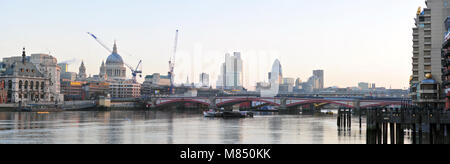 Panorama mit Blick auf die Themse, st.Pauls Cathedral The Gherkin und andere Gebäude mit Kränen im Morgengrauen genäht Pano hochauflösende genommen Stockfoto