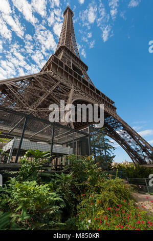 Eiffelturm von unten an einem sonnigen Tag im Sommer, Paris Frankreich Stockfoto