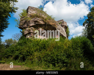 Interessante stein Bildung mit alten Mauern, Vogesen Frankreich, sonnigen Tag im Sommer Stockfoto