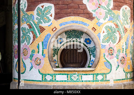 Mosaik Blumen umgeben ein Job-Ticket-Fenster in der Fassade des Palau de la Música Catalana, Barcelona, Spanien Stockfoto