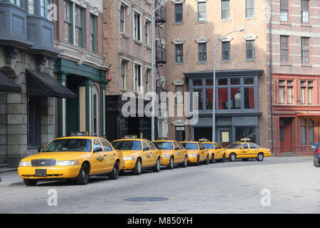 Taxis Line up auf einem New York city street. Stockfoto