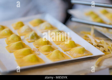 Die frische Ravioli und traditionelle Pasta in einer Küche Stockfoto