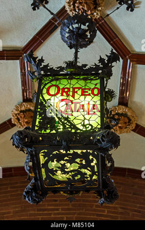 Schmiedearbeiten Laterne im Foyer des Palau de la Música Catalana, Barcelona, Spanien Stockfoto