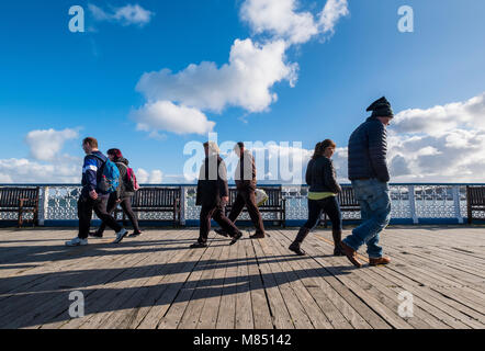 Menschen zu Fuß auf Pier von Llandudno, Wales, UK. Stockfoto