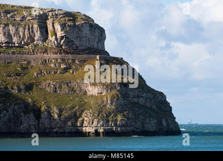 Ein Schiff fährt den Great Orme in Llandudno, Conwy, Wales, UK. Stockfoto