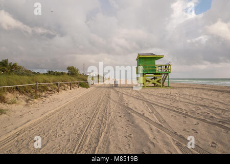 Der Strand bei Sonnenaufgang in North Beach, Miami, Florida. Stockfoto