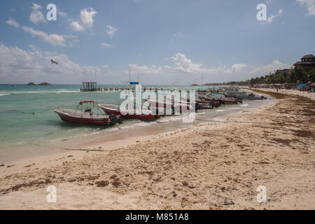 Fischerboote auf Cancun Beach Stockfoto