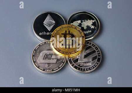 Bitcoin gold Münze und defokussierten Hintergrund. Virtuelle cryptocurrency Konzept. Stockfoto