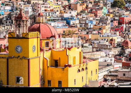 Ein Blick von Oben von Bacilica Unserer Lieben Frau von Guanajuato, der Universität von Guanajuato, und die bunten Häuser am Hang Stockfoto